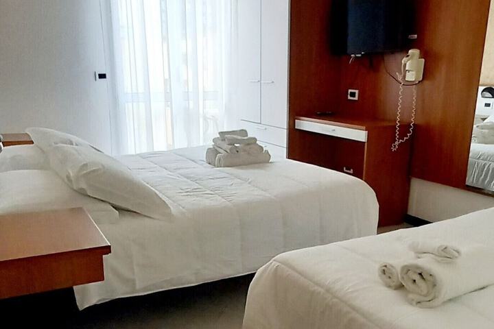 Room 6 of 28