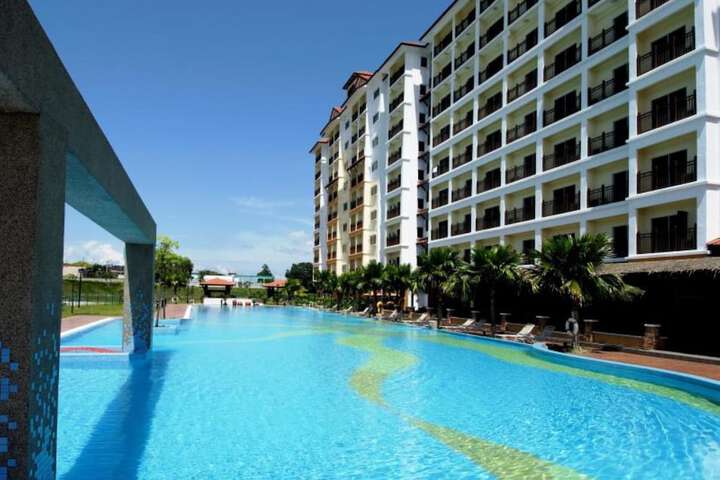 OYO HOME 90301 Suria Service Apartments at Bukit Merak Laketown Resort
