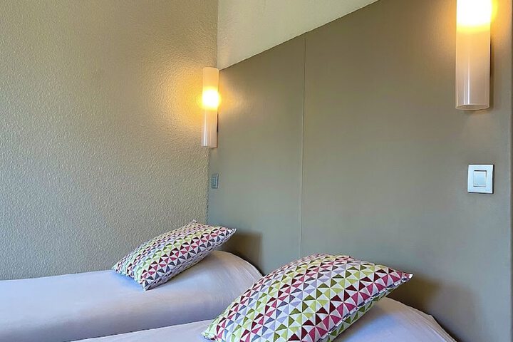 Room 4 of 65