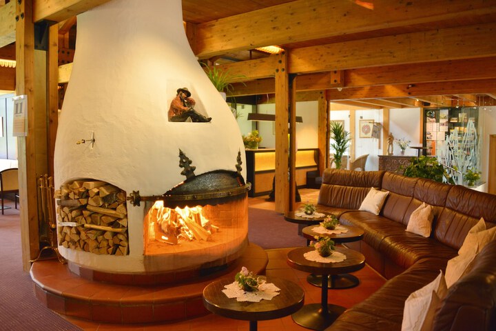 Lounge 36 of 42