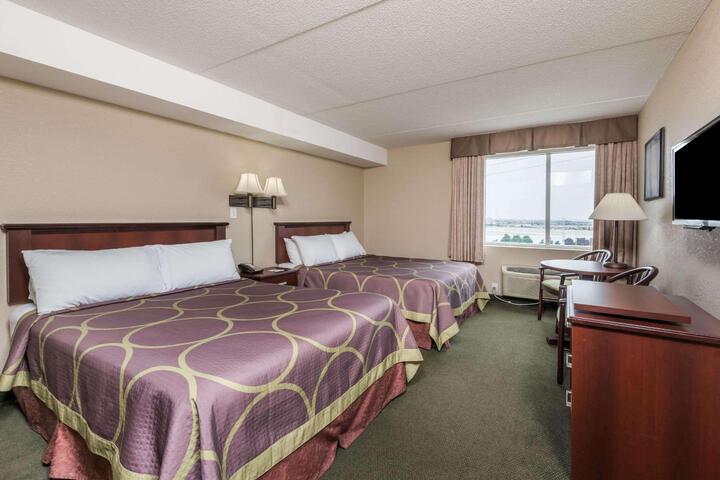2 Queen Beds (7 of 8)