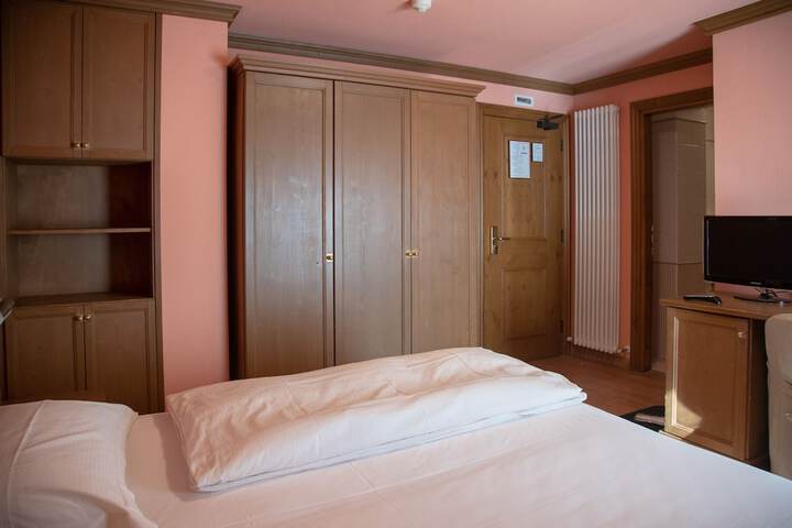 Room 53 of 211