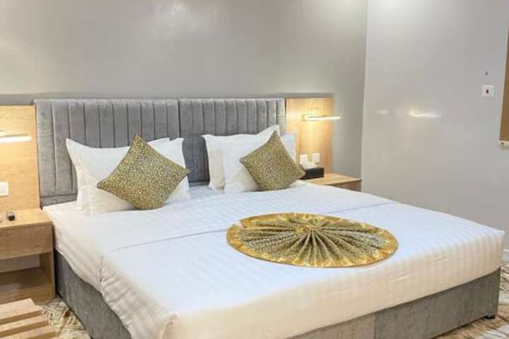 Room 5 of 12