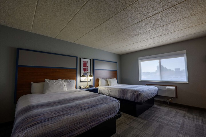 2 Queen Beds (1 of 13)
