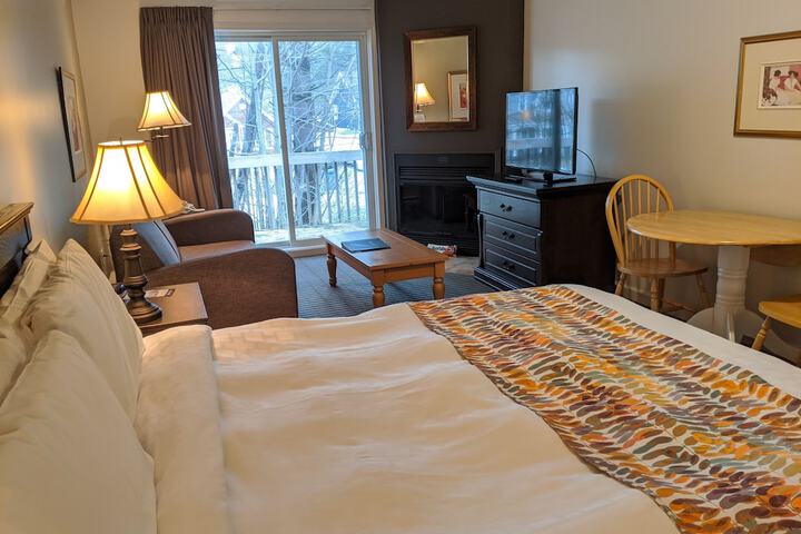 1 Queen Bed (2 of 16)