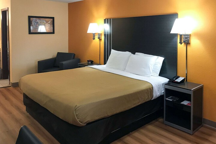 1 King Bed (1 of 7)