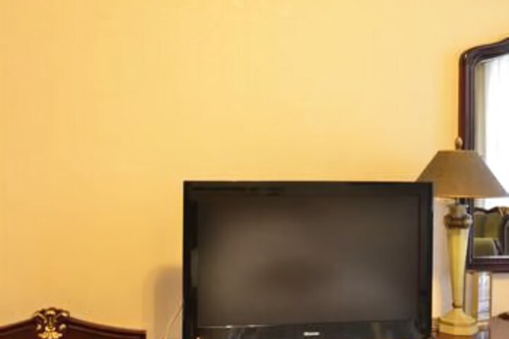 Room 4 of 8