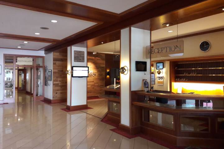 Check-in/check-out kiosk