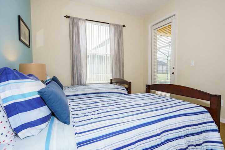 Room 10 of 28