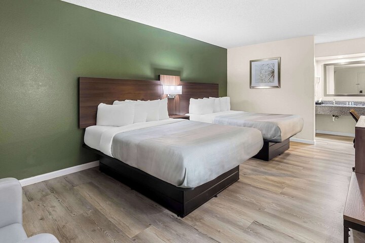 2 Queen Beds (2 of 5)