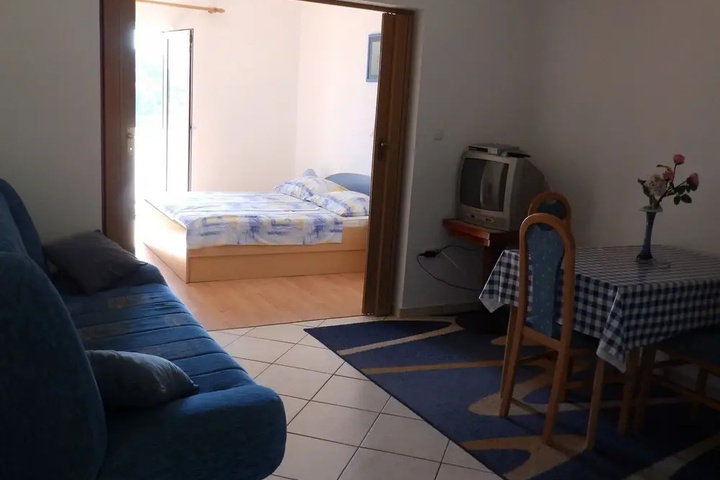Room 4 of 9