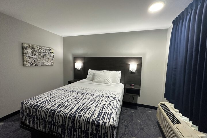 1 Queen Bed (9 of 14)