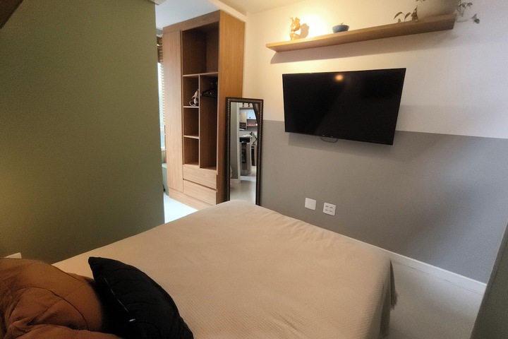 Room 4 of 17