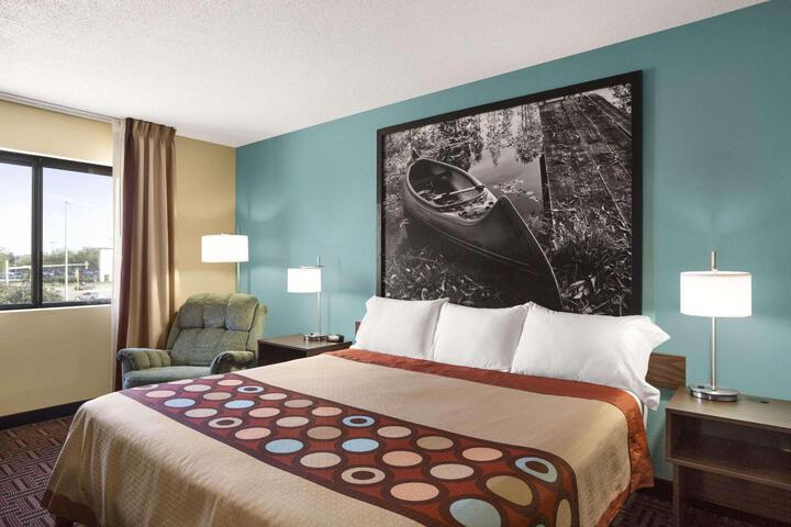 1 Queen Bed Accessible Room (1 of 12)