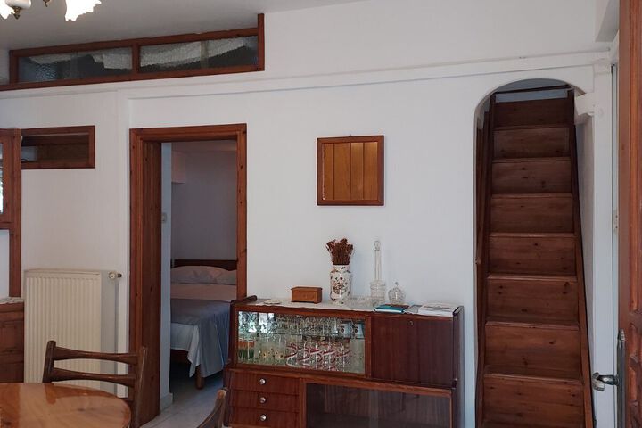 Room 6 of 9