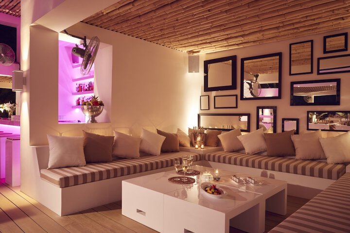 Lounge 20 of 43