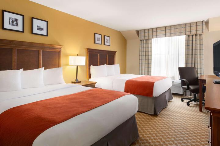 2 Queen Beds (2 of 2)