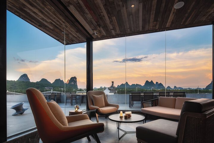 Lounge 62 of 80