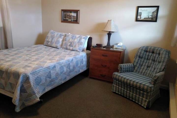 Basic Single Room 1 Queen Bed