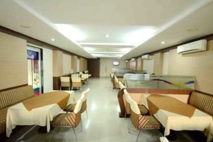 Dining 9 of 18