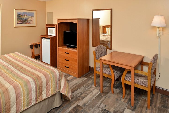 1 King Bed (2 of 6)