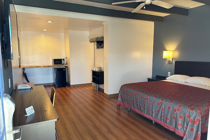 Deluxe King Room (4 of 5)