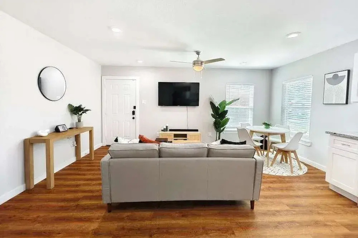 Room 4 of 10