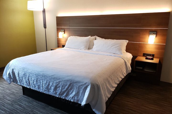 1 King Bed (5 of 11)