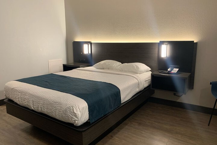 1 Queen Bed Micfridge (9 of 15)