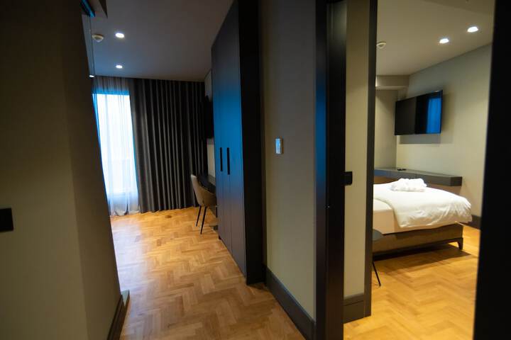Room 52 of 163