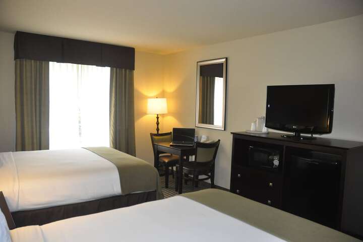 2 Queen Beds (1 of 7)