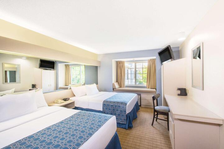 1 Queen Bed (10 of 10)
