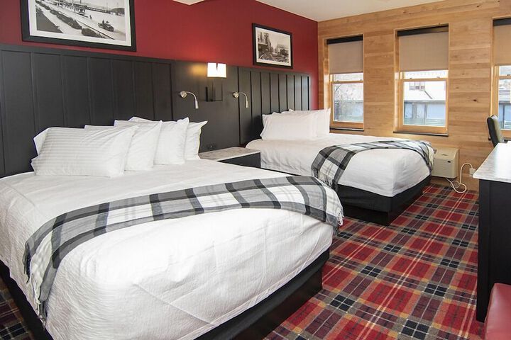 2 Queen Beds (10 of 12)