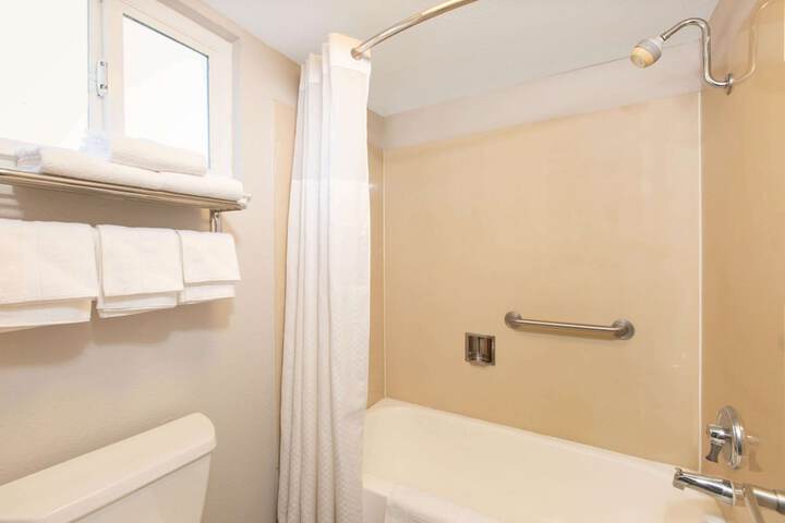1 Queen Bed (7 of 10)