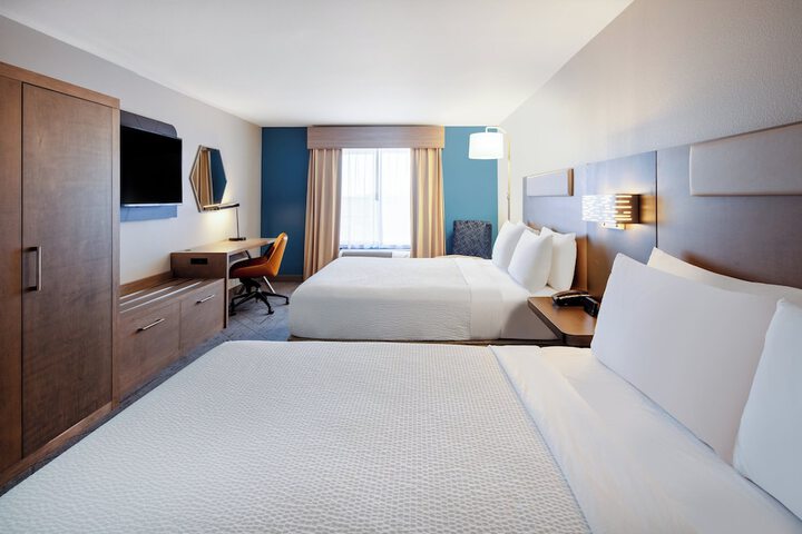 2 Queen Beds (2 of 3)