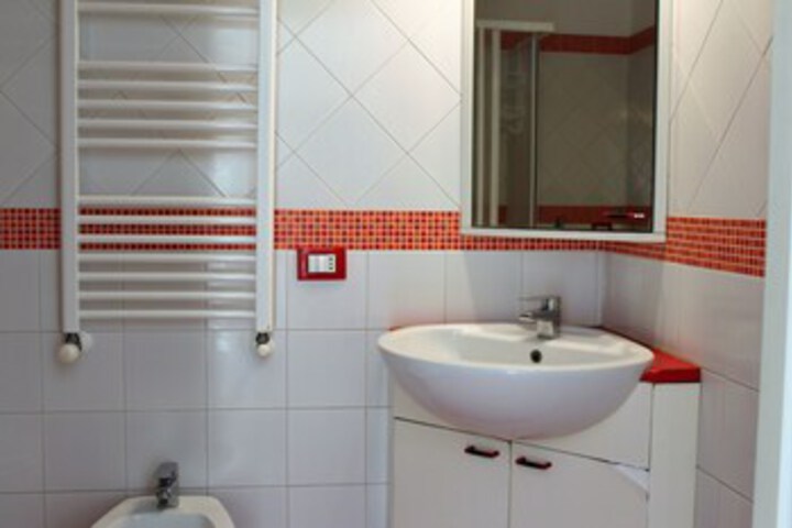 Room 5 of 18