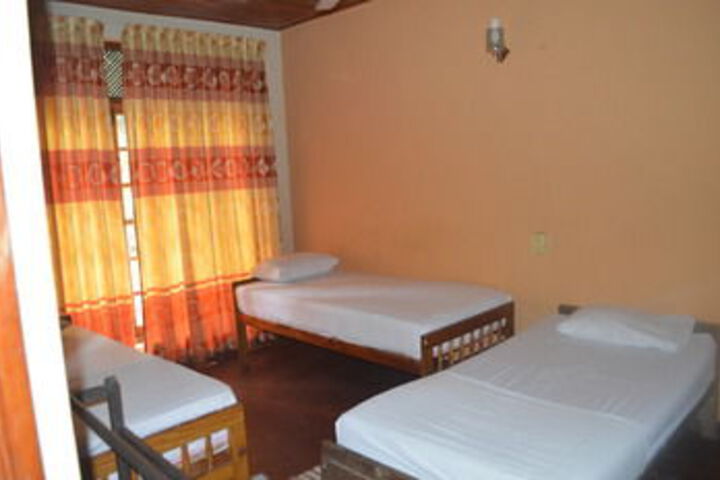 Room 6 of 8