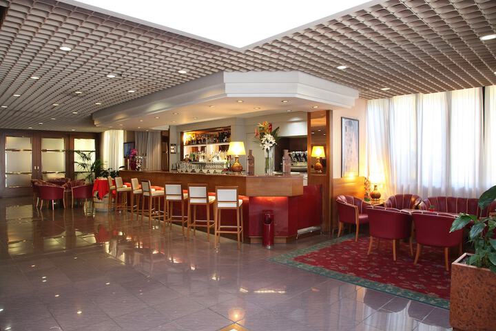 Lounge 96 of 130