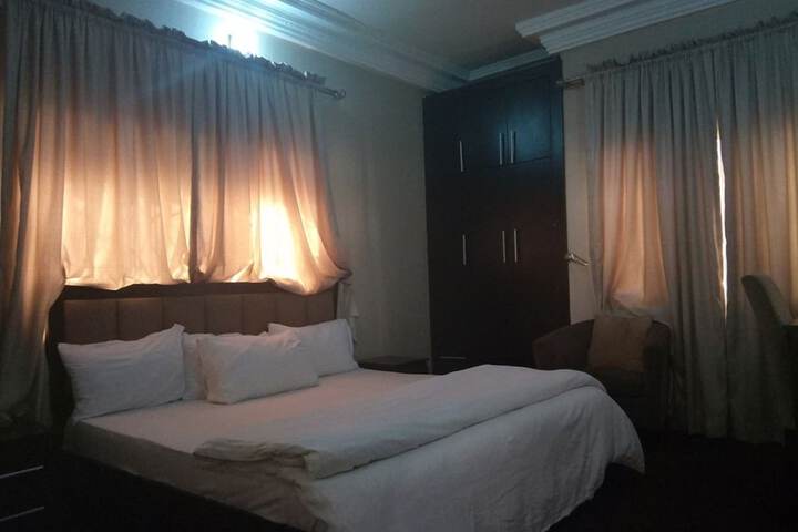 Room 5 of 8