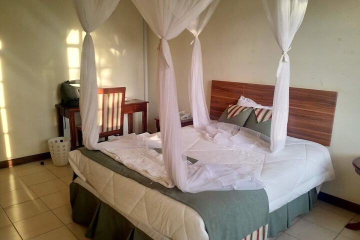Room 4 of 32