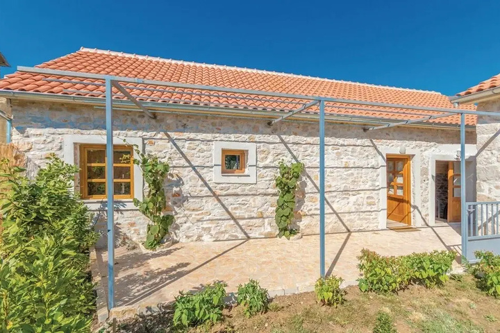 Amazing Home in Lisane Tinjske With 4 Bedrooms Wifi and Outdoor Swimming Pool