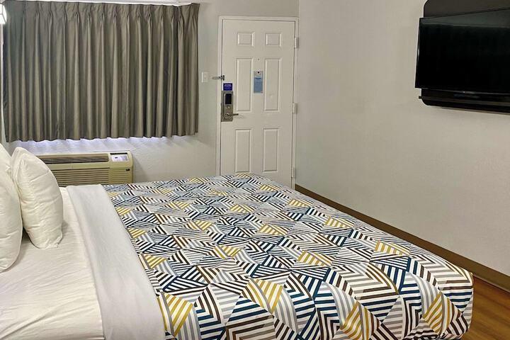 1 King Bed (4 of 8)