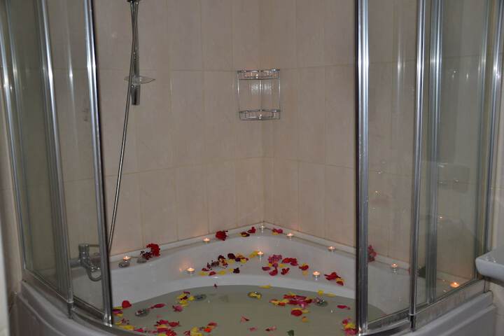 Deep soaking bathtub