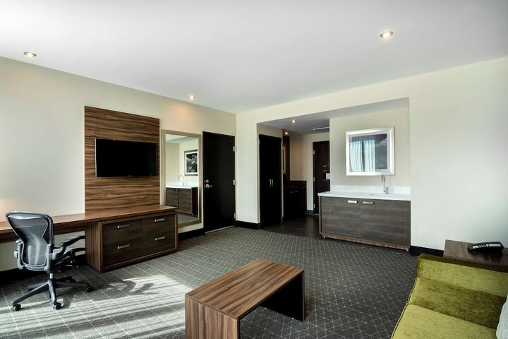 Room 17 of 103