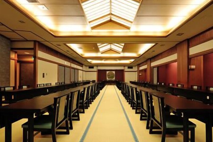 Ballroom/Hall 28 of 30