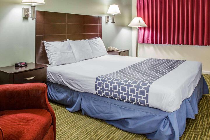 1 King Bed (8 of 9)