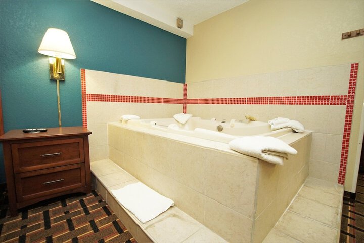 Deluxe King Bed (11 of 12)