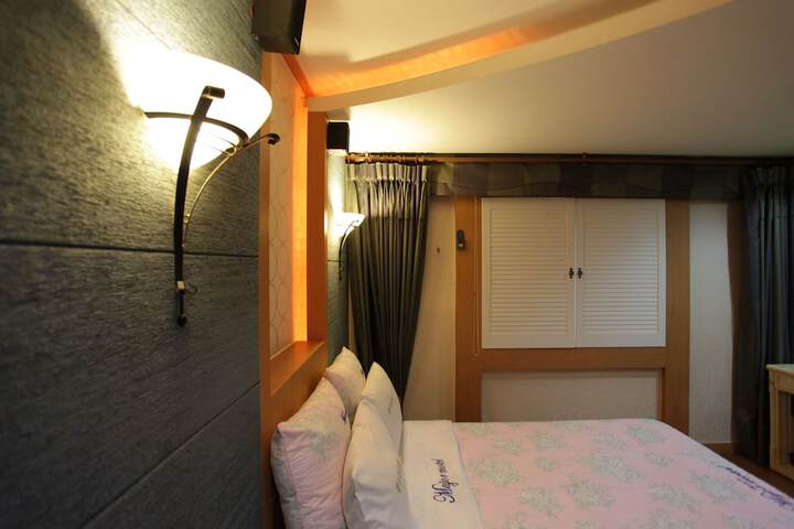 Room 10 of 13