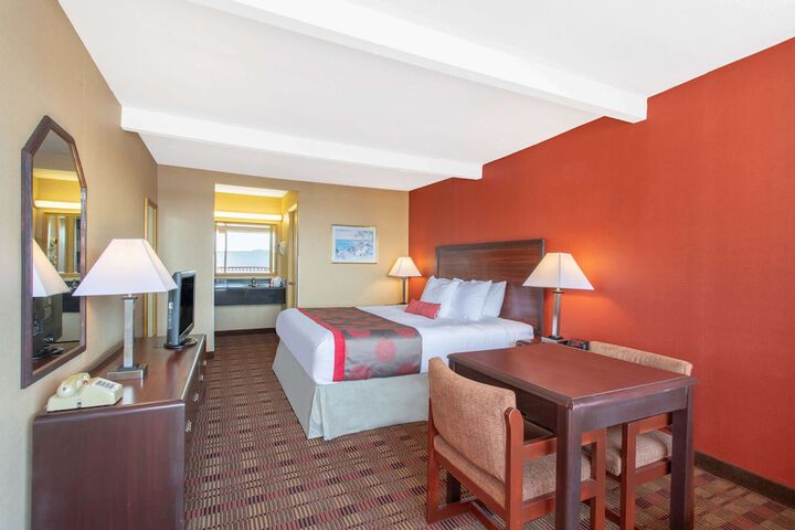 1 King Bed (9 of 9)
