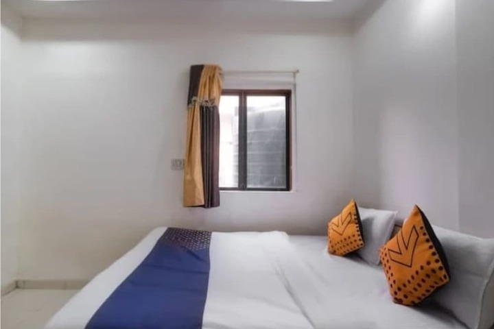 Room 5 of 12